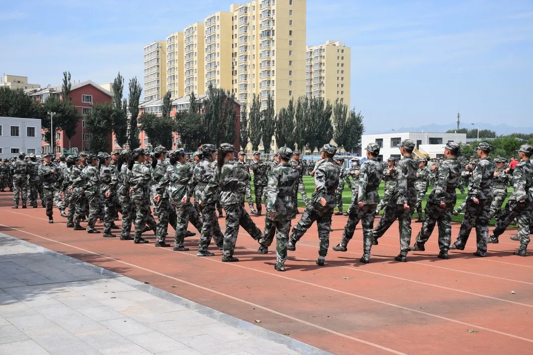 標(biāo)題：烈日“煉”萌新，汗水“淬”青春 | 軍事社會實踐進(jìn)行時（二）
瀏覽次數(shù)：371
發(fā)表時間：2020-08-27